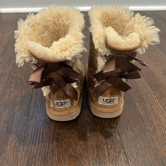 UGG Bailey Bow Kids Size 13 - Picture 1 of 7